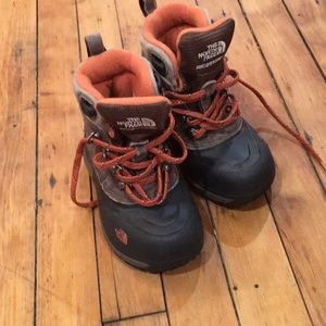 North face youth snow boots